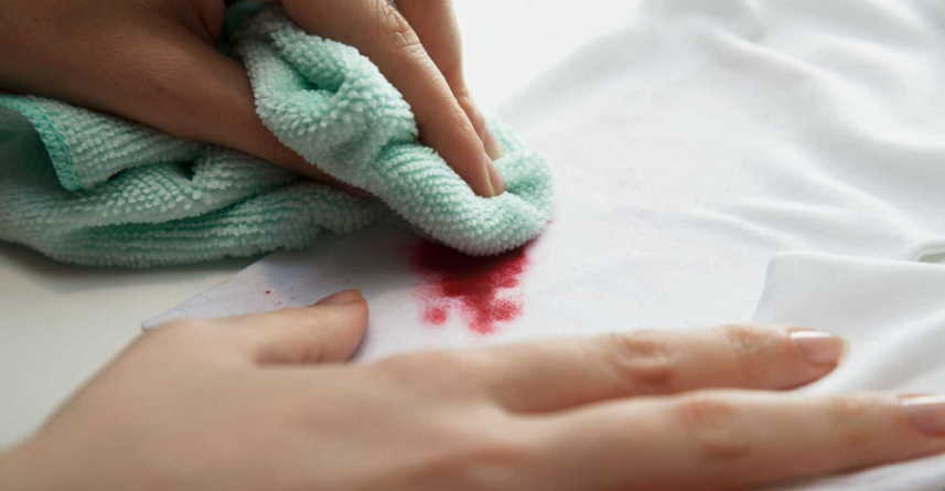 Can vinegar remove lipstick stains from cloth?